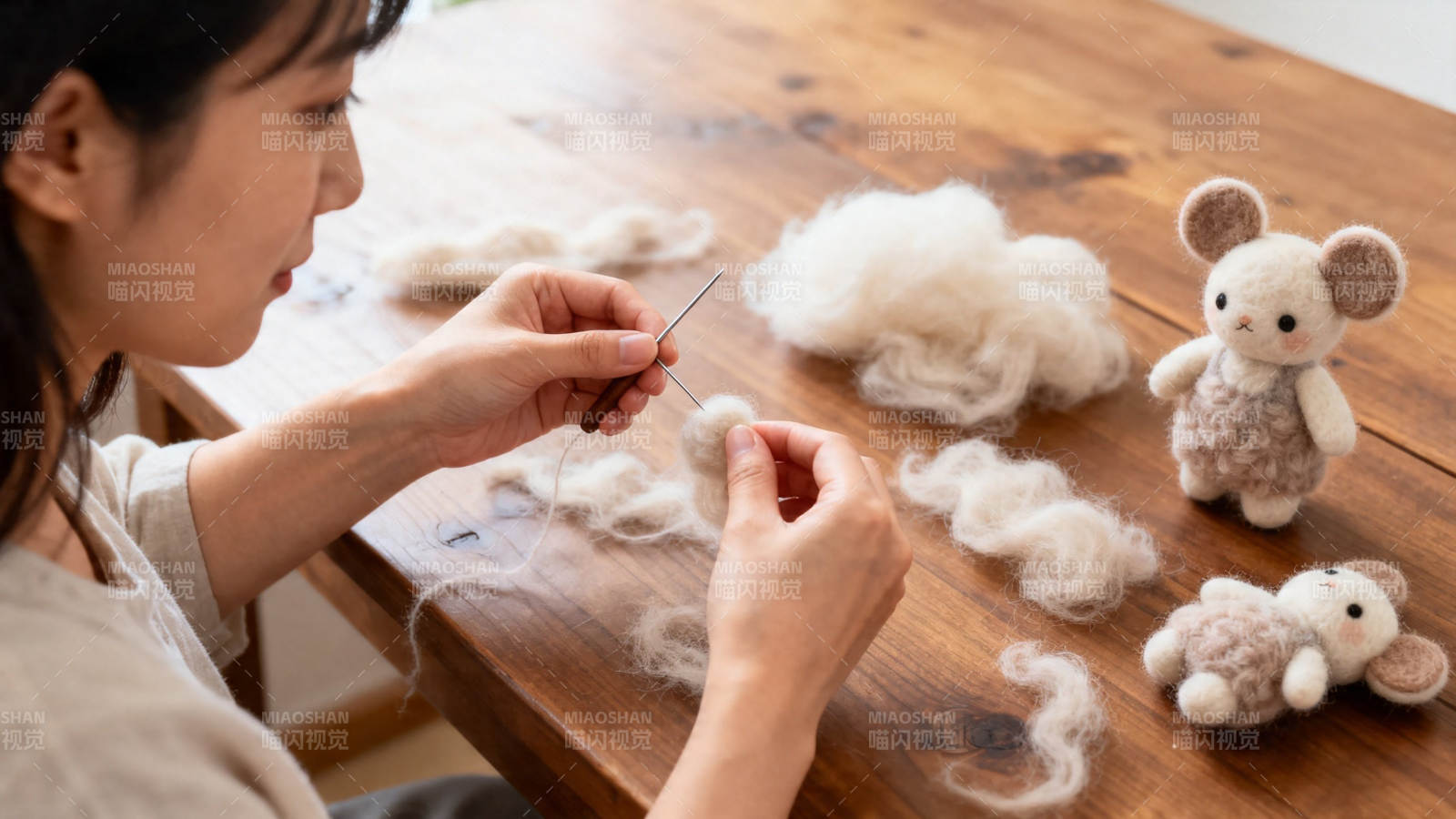 手工羊毛毡小兔制作中图片