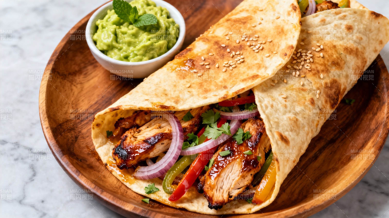 鸡肉卷配牛油果酱图片