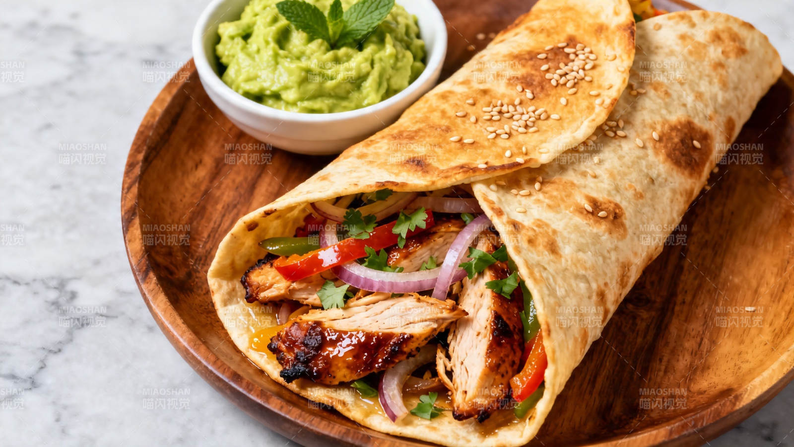 鸡肉卷配牛油果酱图片