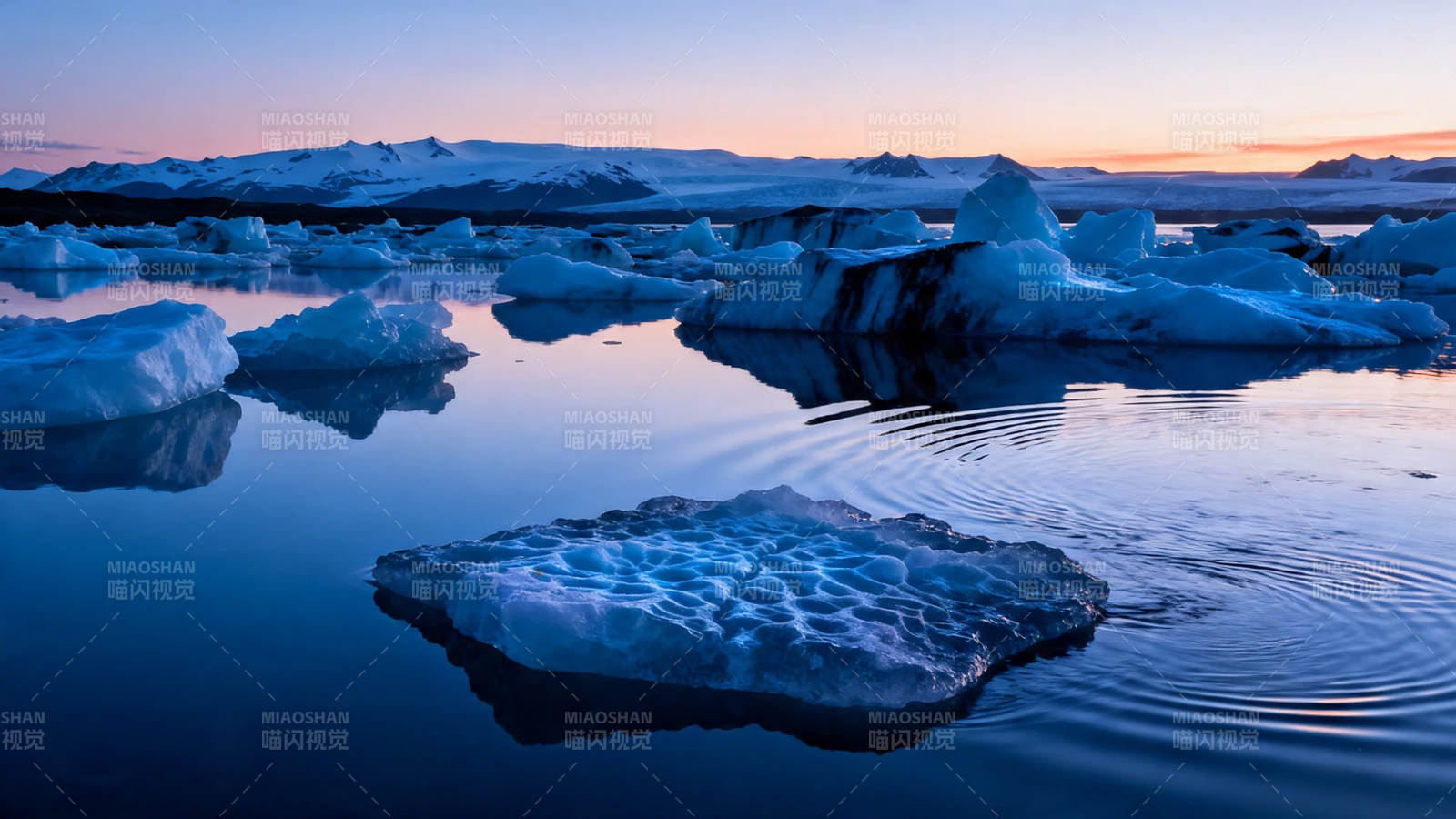 冰湖夕照 浮冰静卧如诗图片