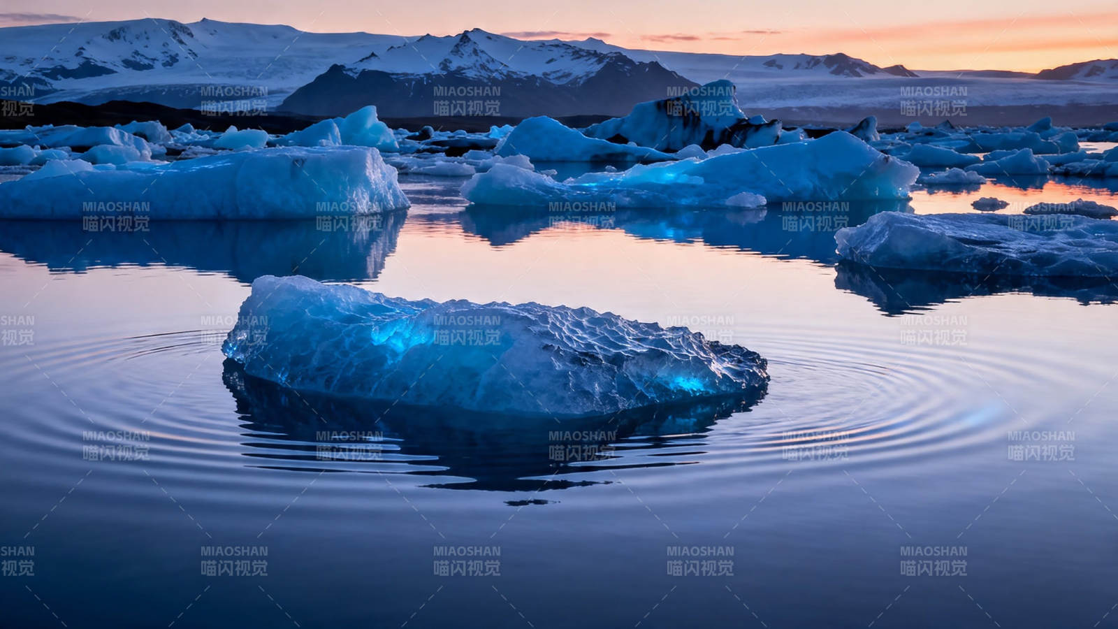 冰湖夕照 浮冰映霞光图片