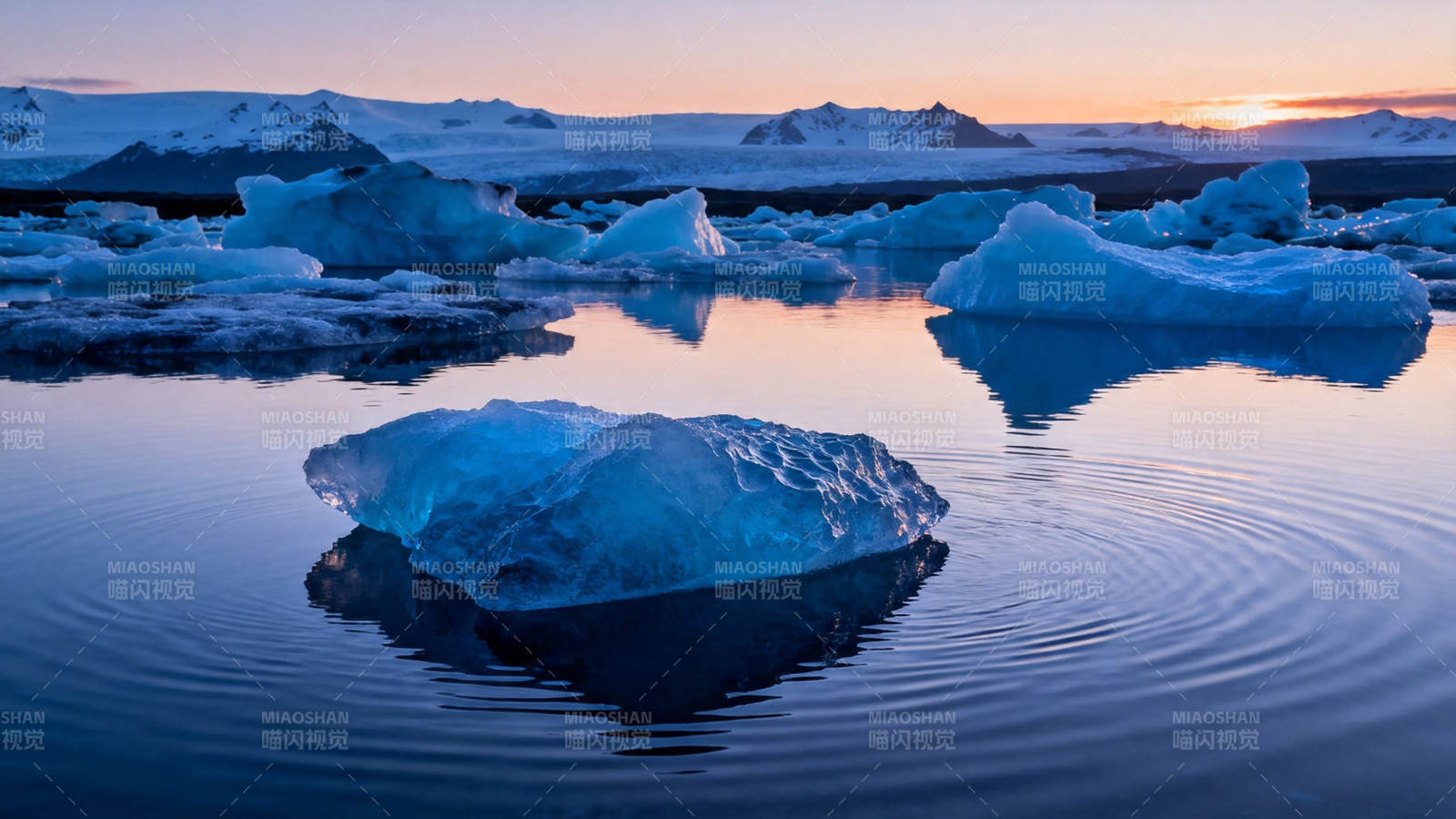 冰湖夕照 浮冰静美图片