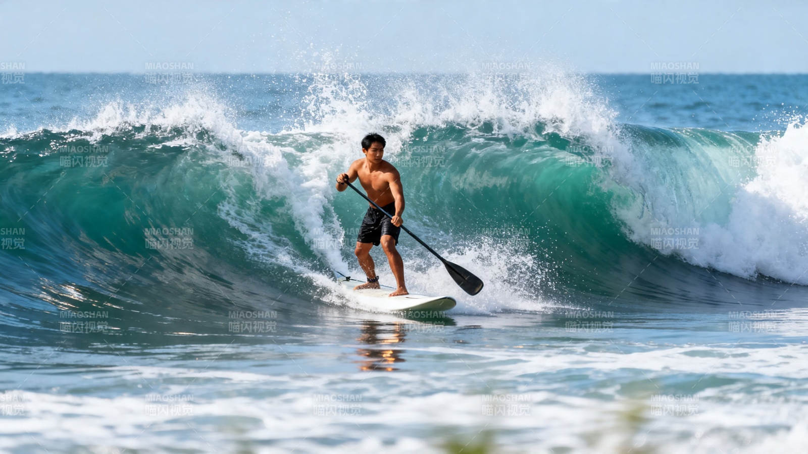 冲浪者驾驭碧浪前行图片