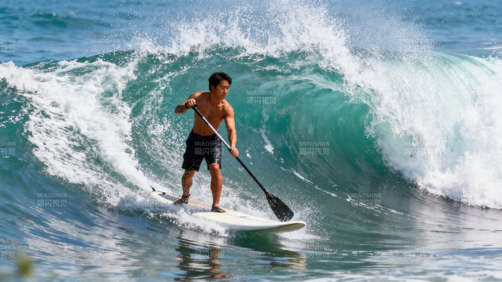 男子桨板冲浪 乘风破浪图片