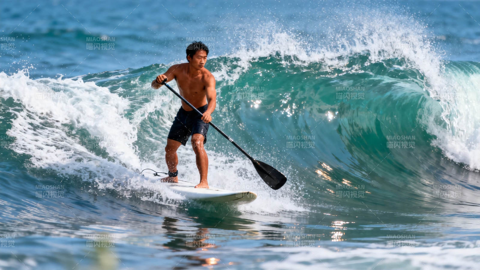 冲浪者驾驭碧浪前行图片
