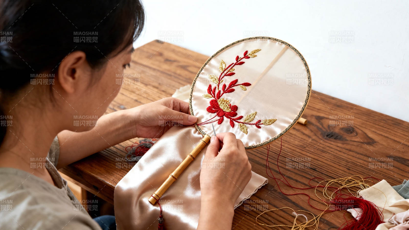 女子绣花鸟团扇 匠心独运图片