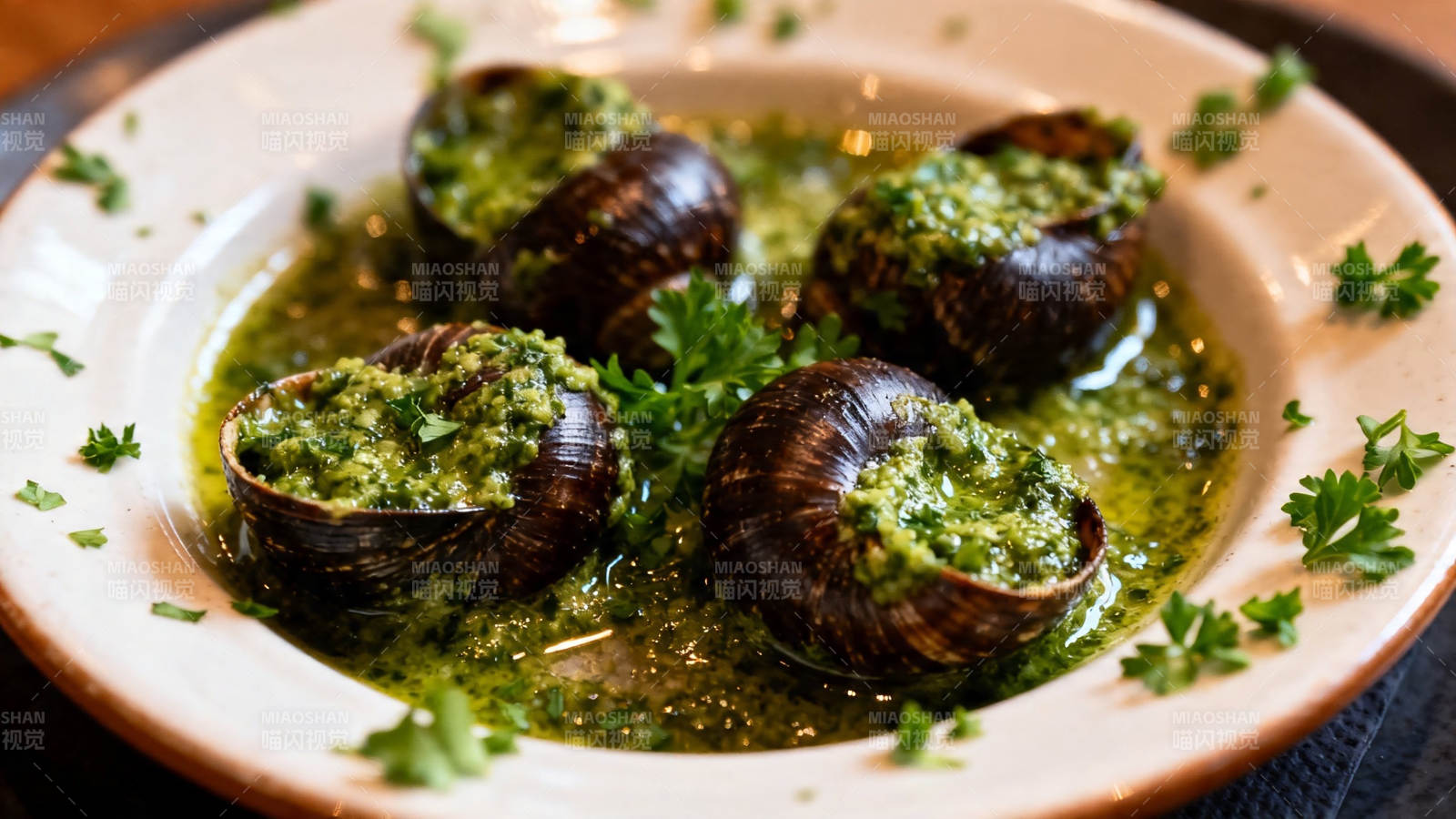 法式蒜香蜗牛配香草黄油图片