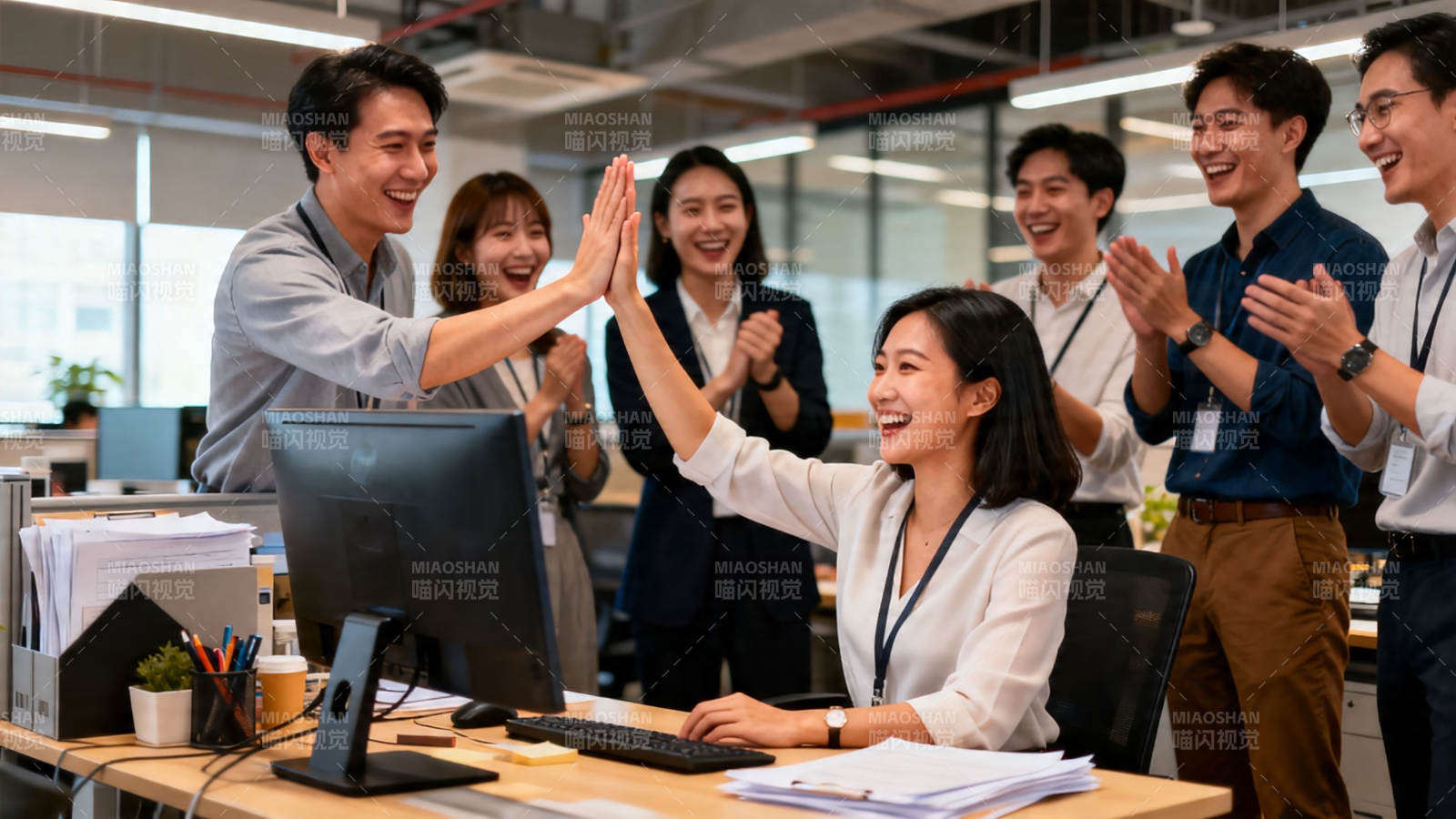 团队击掌庆成功图片