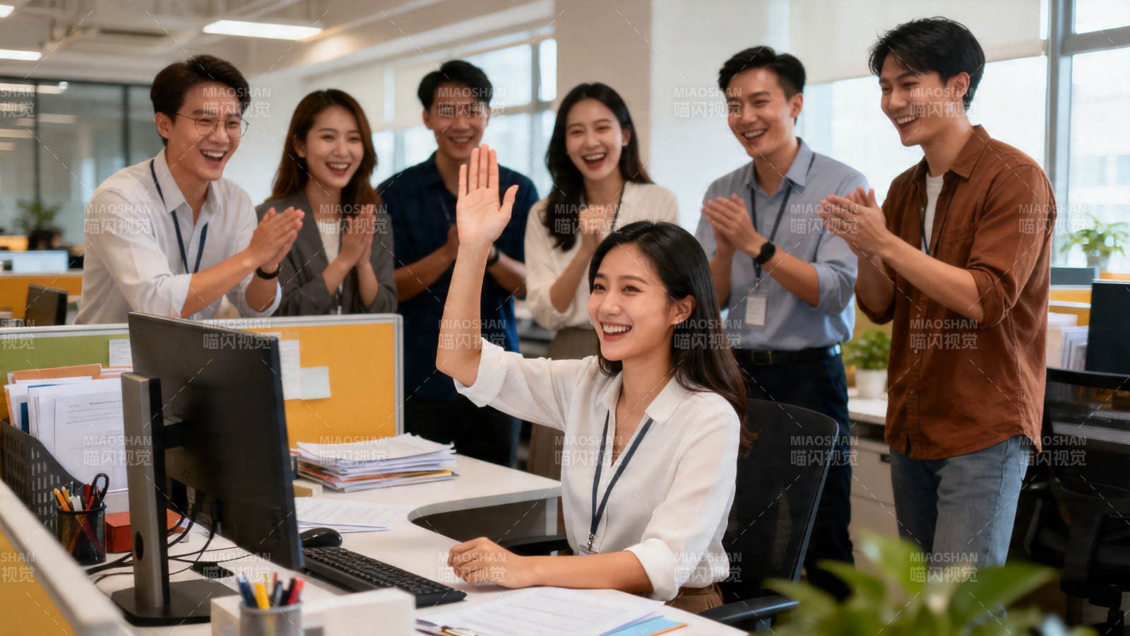 团队庆祝 击掌欢呼时刻图片