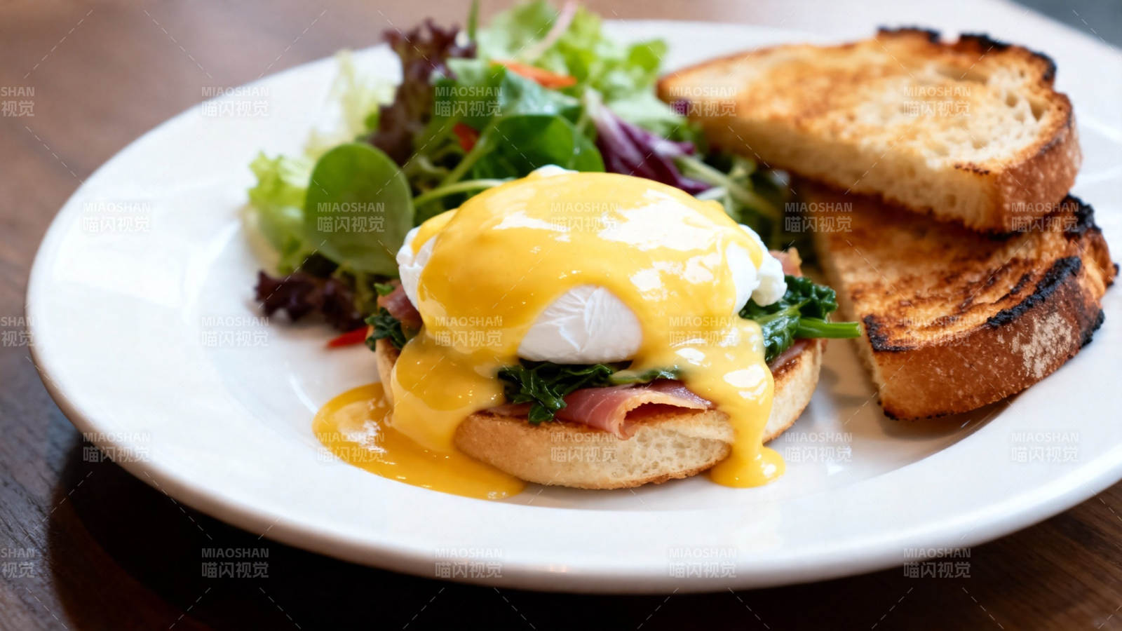 班尼迪克蛋配吐司沙拉图片