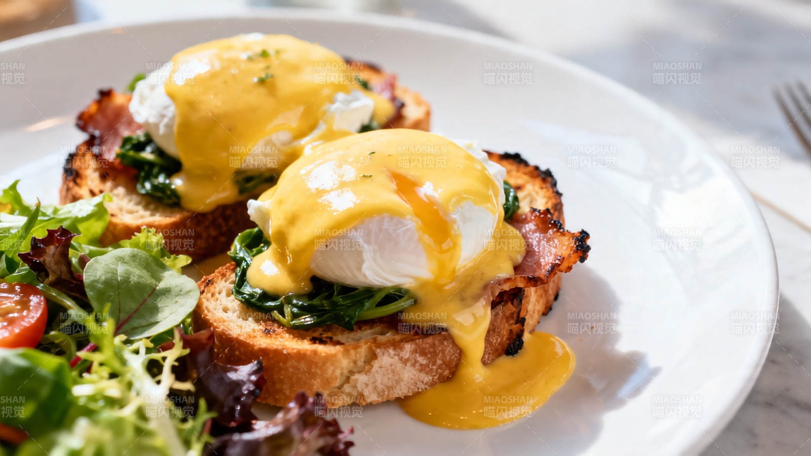 班尼迪克蛋配沙拉图片