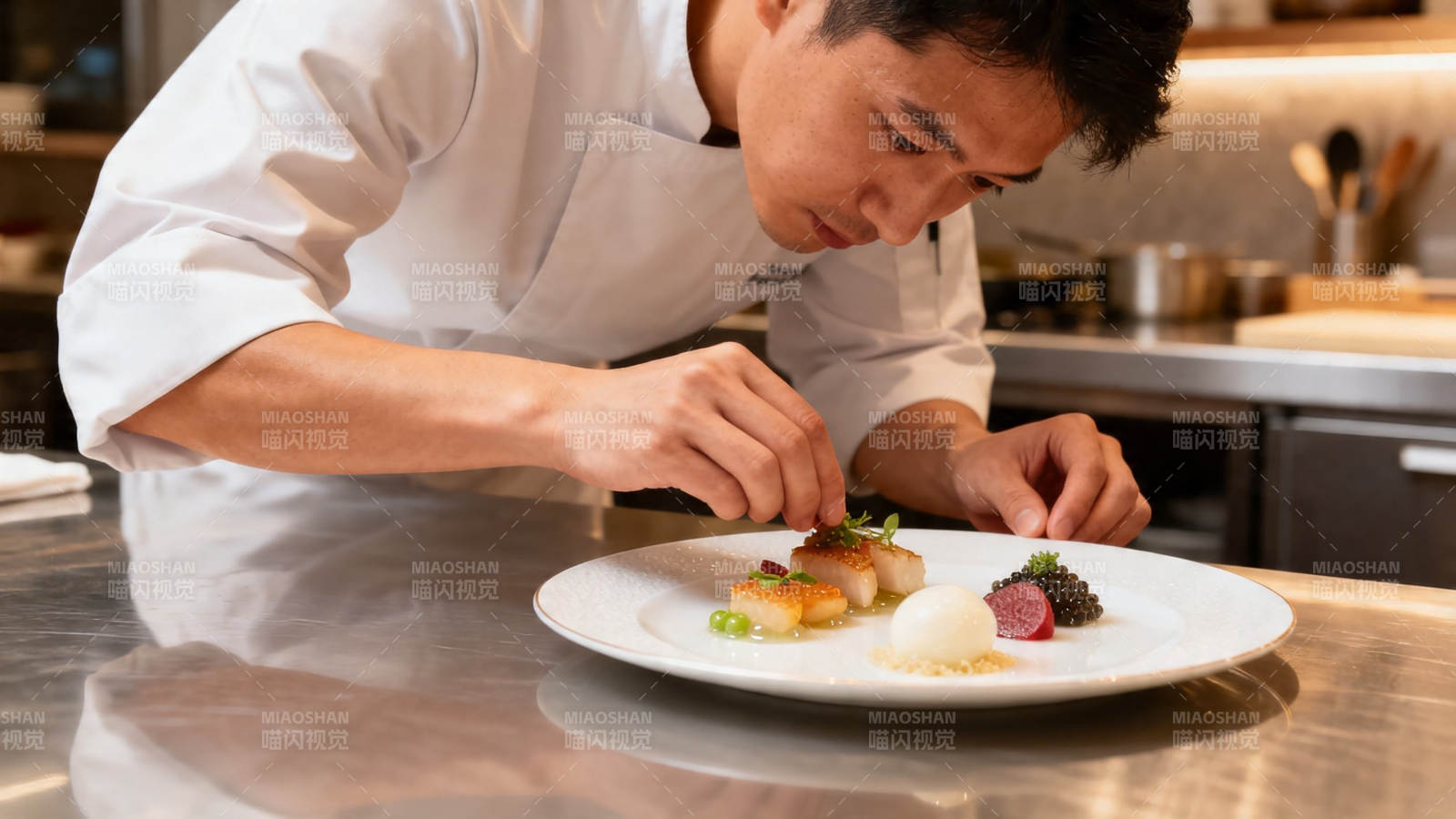 厨师精心摆盘美食图片