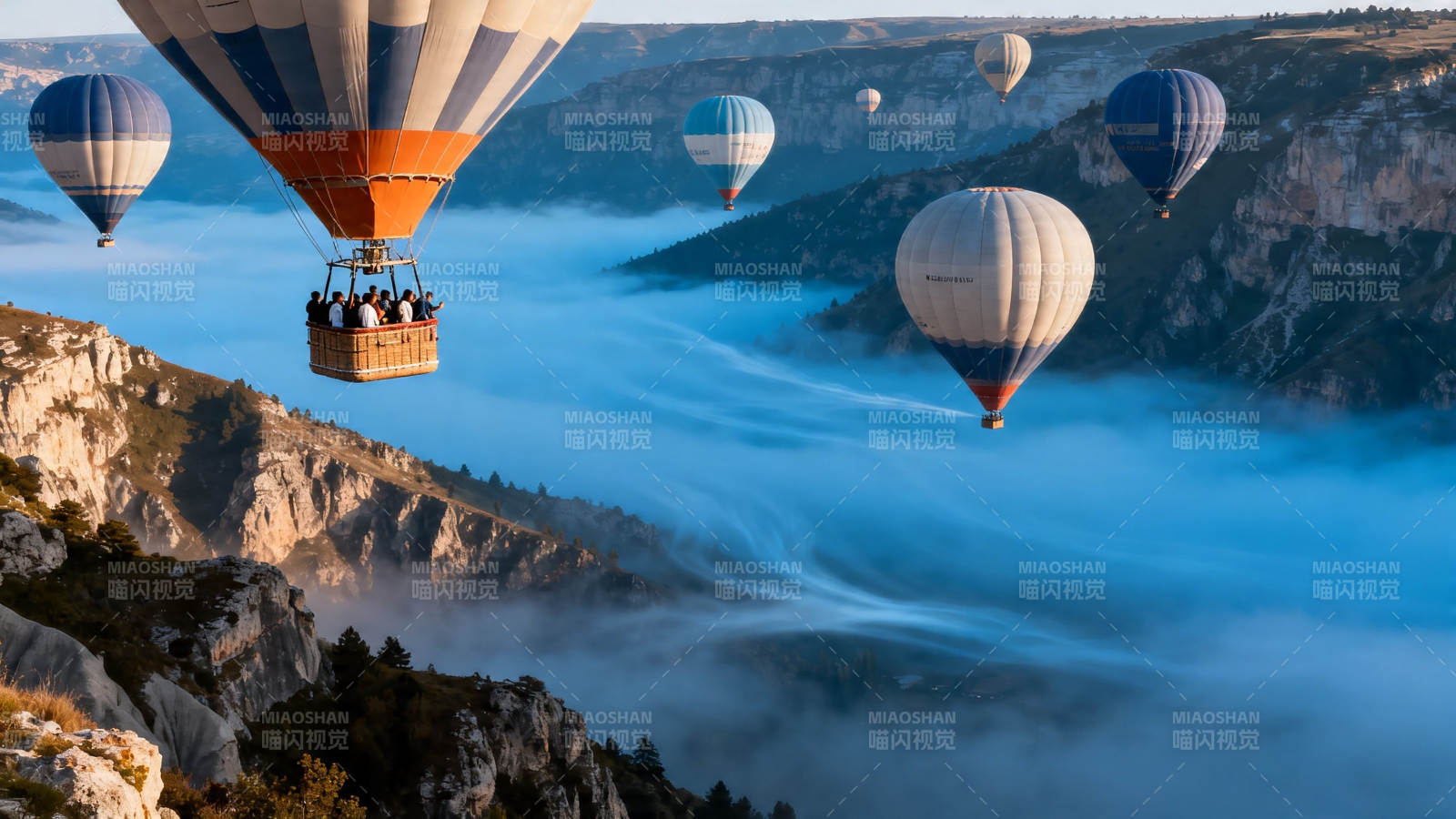 热气球飘越云海峡谷图片