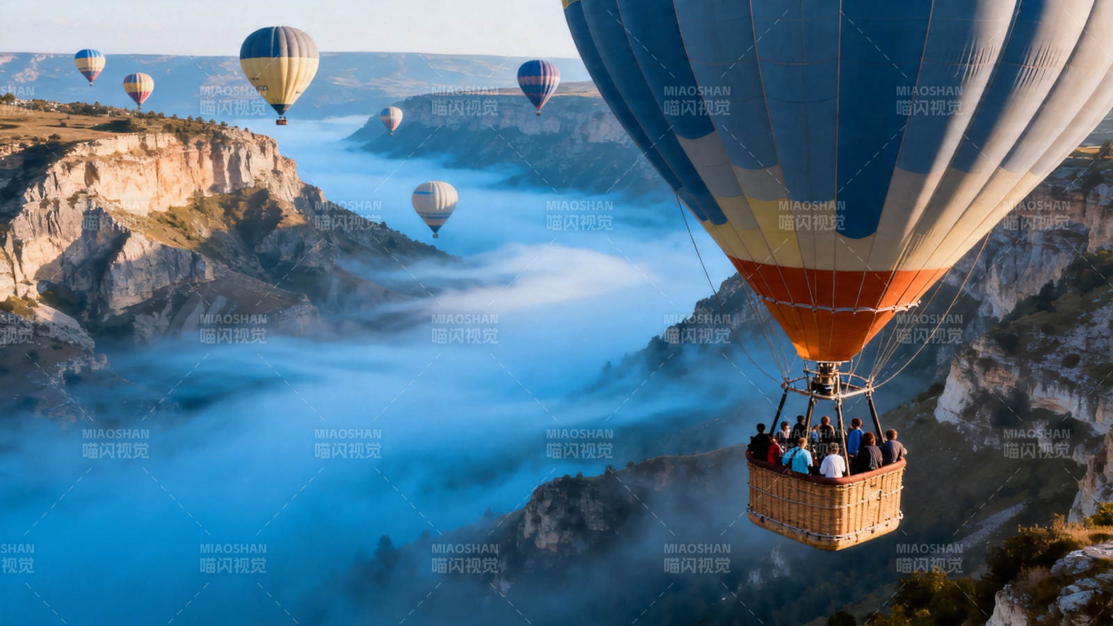 热气球飘越云海峡谷图片