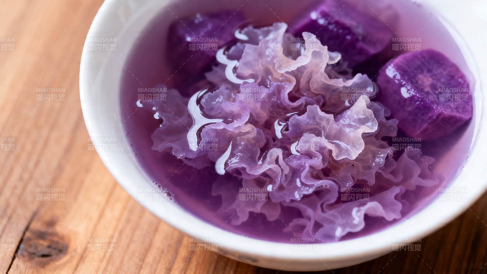 紫薯银耳甜汤图片