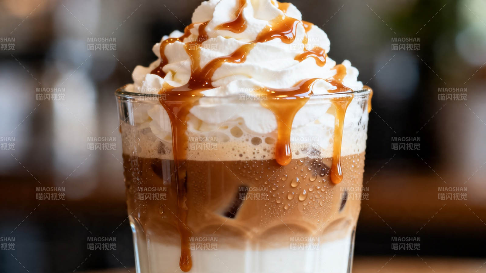冰咖啡配焦糖奶油顶图片