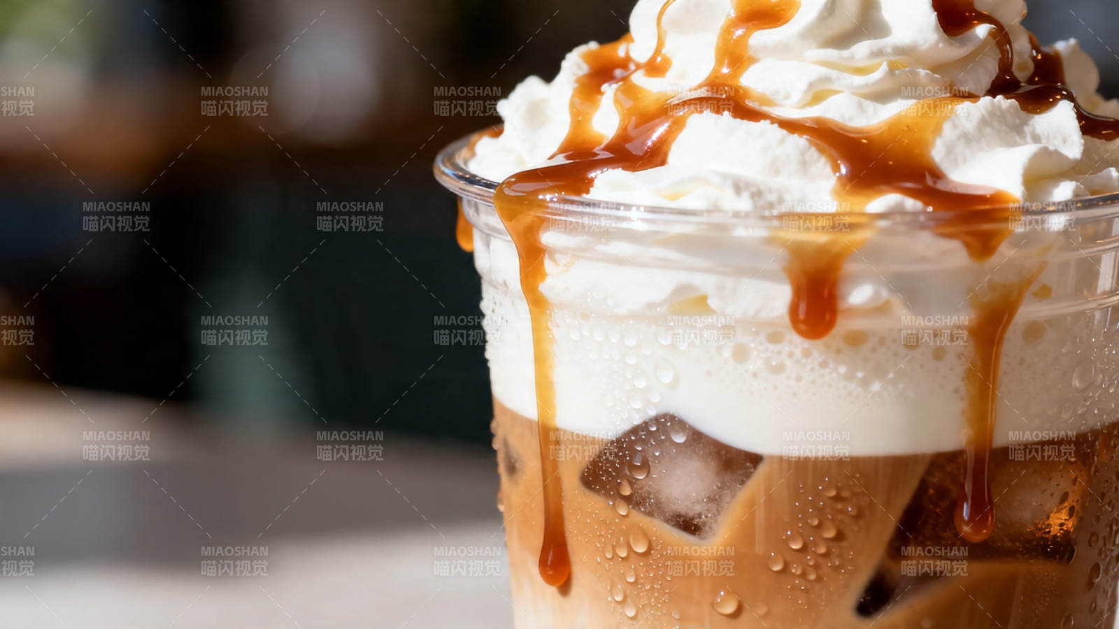冰咖啡配奶油焦糖酱图片