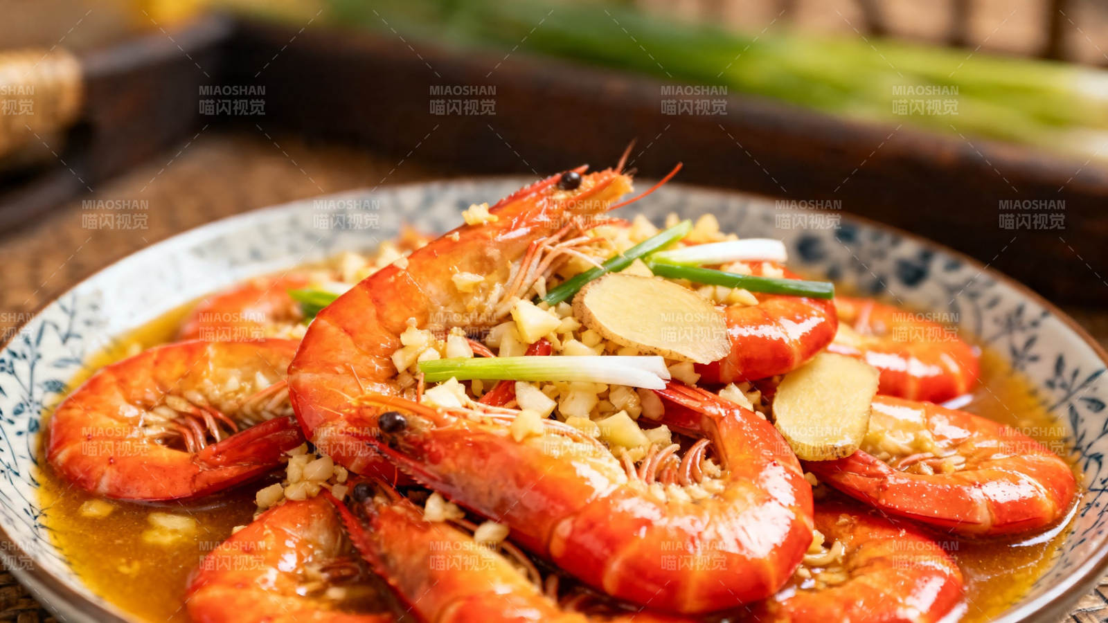 蒜香大虾 鲜红诱人图片