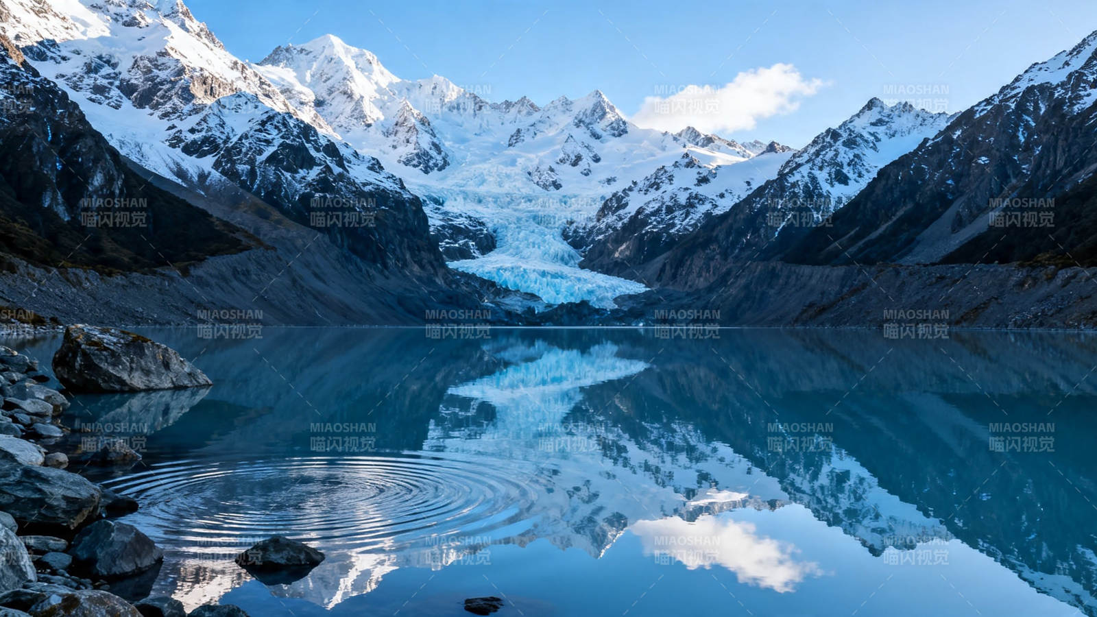 雪山映湖 静美如画图片