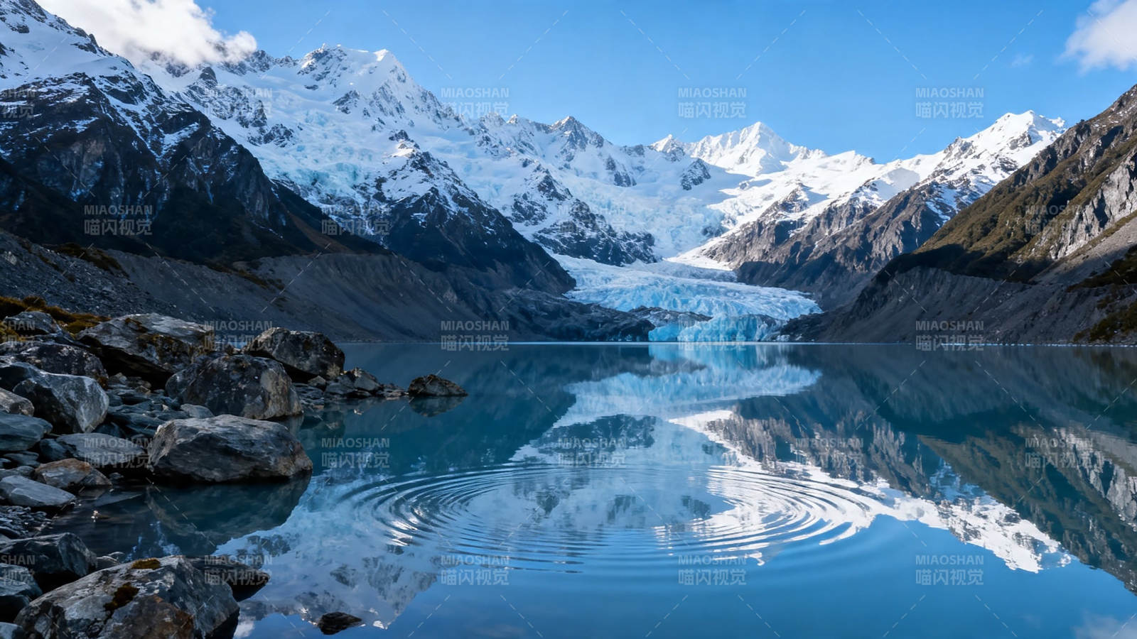 雪山冰川映湖 静谧如画图片