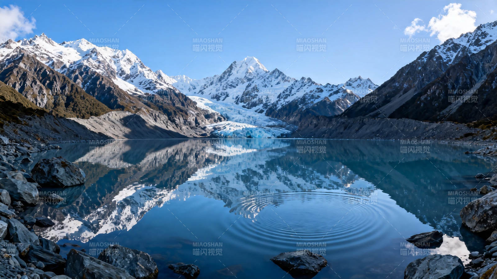 雪山映湖 涟漪轻漾图片