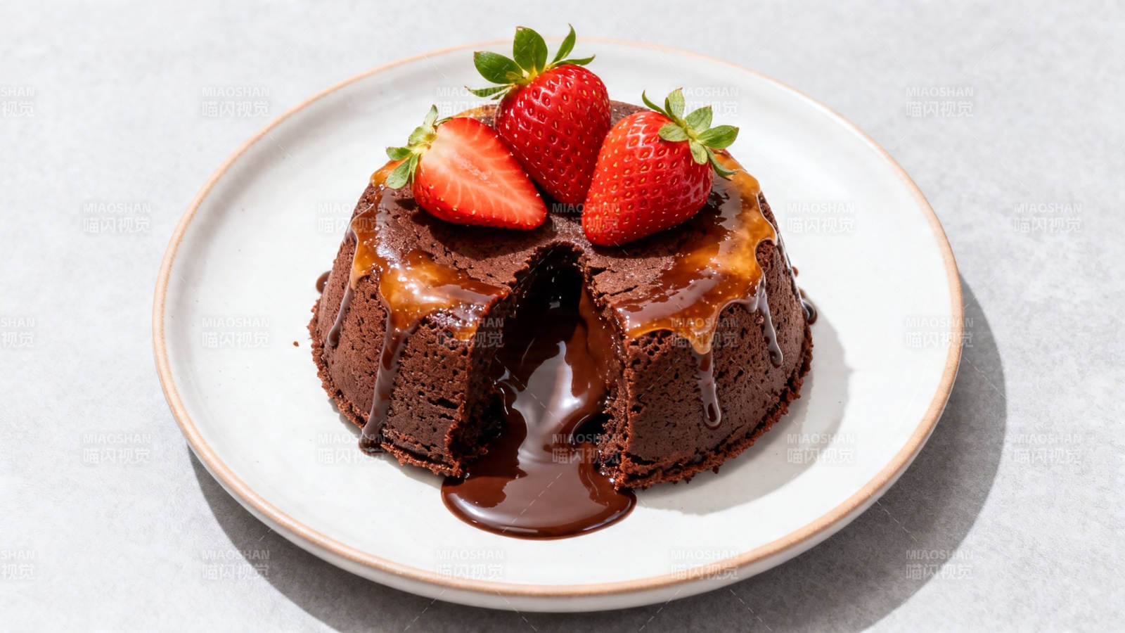巧克力熔岩蛋糕配草莓图片