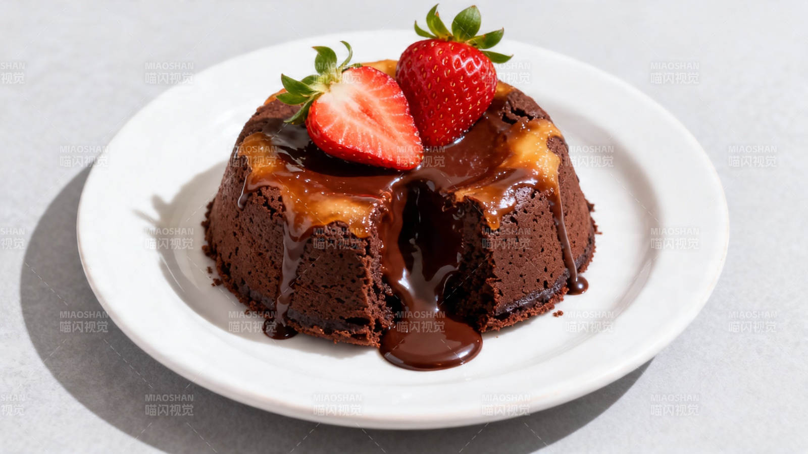 巧克力熔岩蛋糕配草莓图片