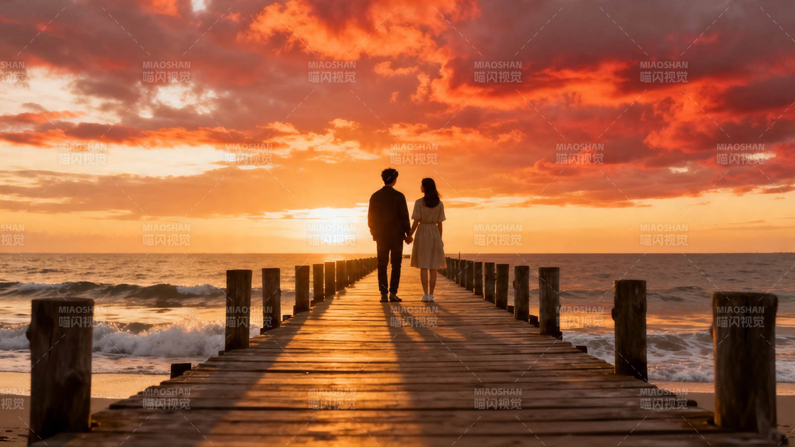 夕阳下牵手漫步木栈道图片