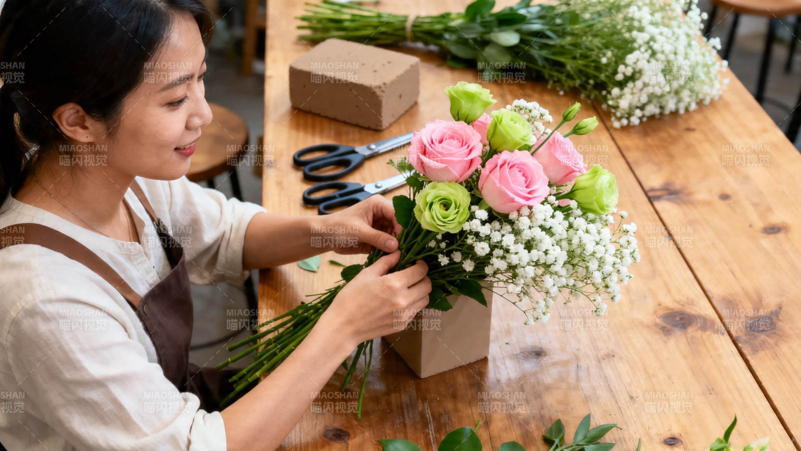 花艺师巧手插粉色玫瑰图片