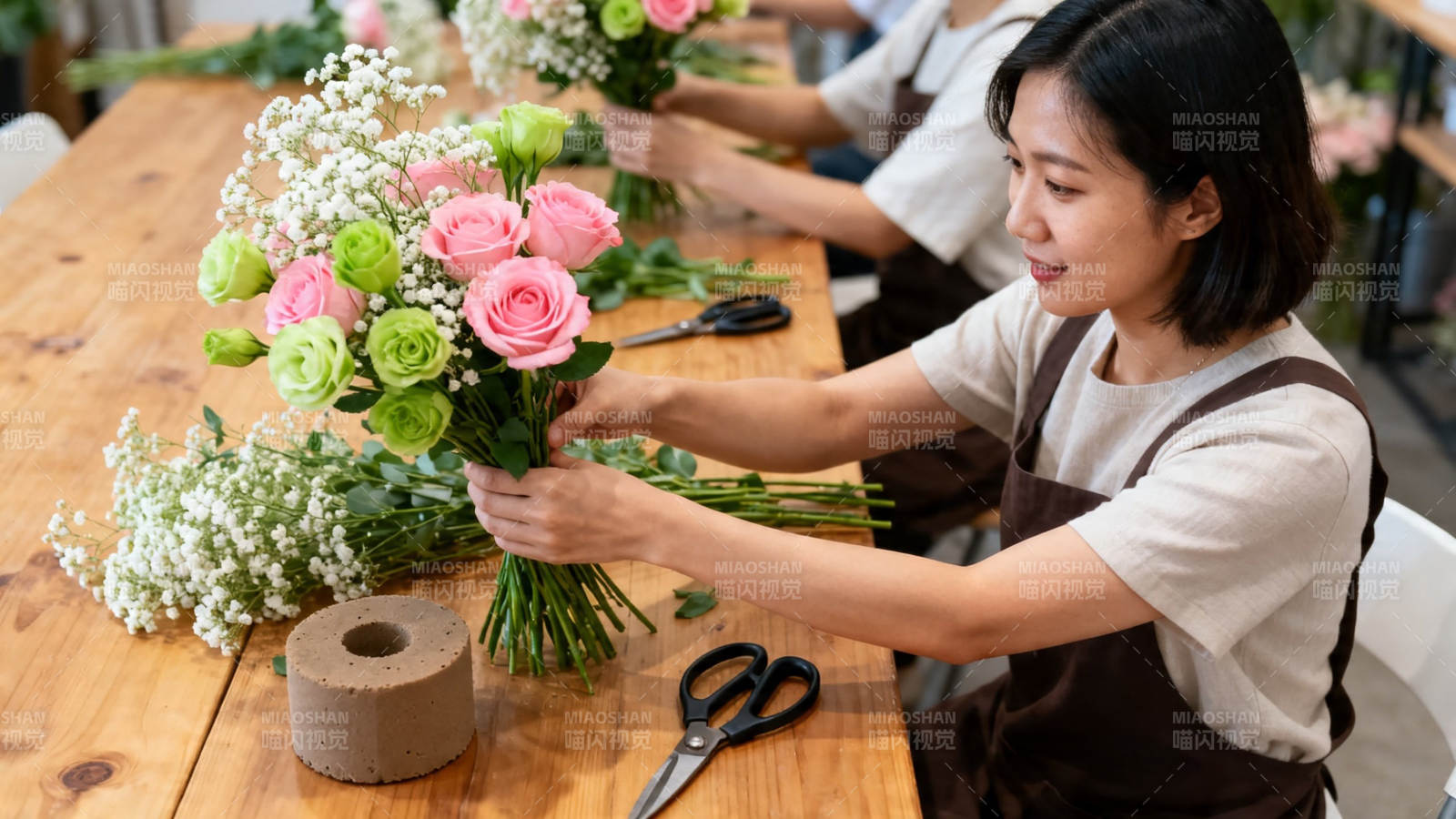 花艺师专注插花创作中图片