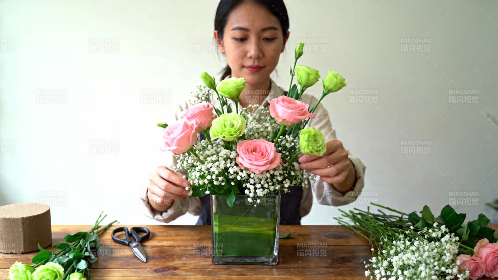 女子插花 玫瑰绿叶相映成趣图片