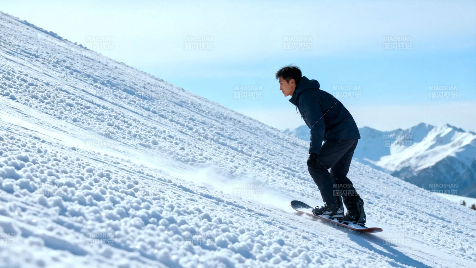 雪坡单板疾驰图片