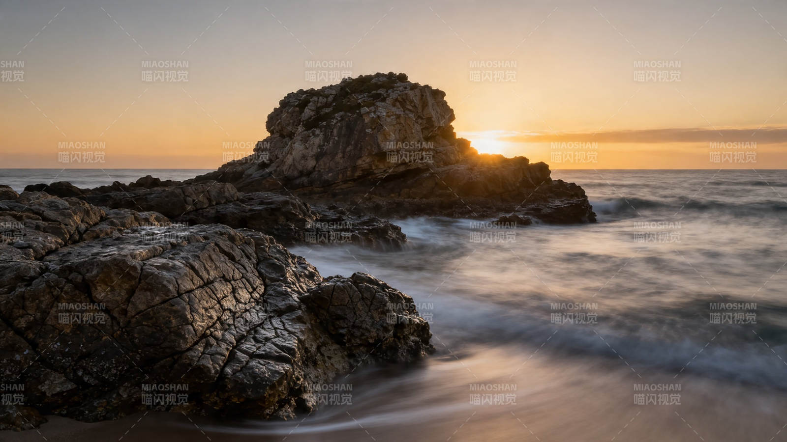 夕阳礁石 海浪轻抚图片