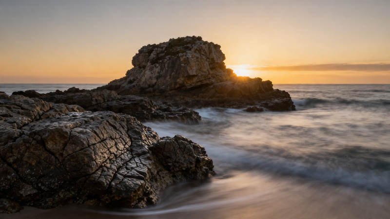 夕阳礁石 海浪轻抚图片