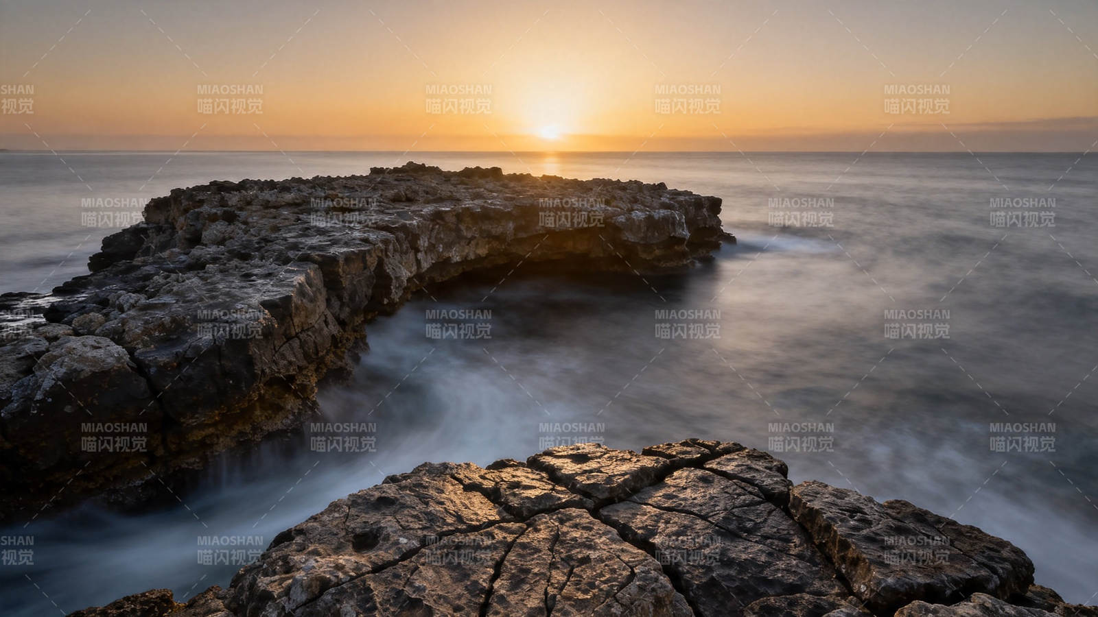 夕阳岩岸 海雾轻抚礁石图片