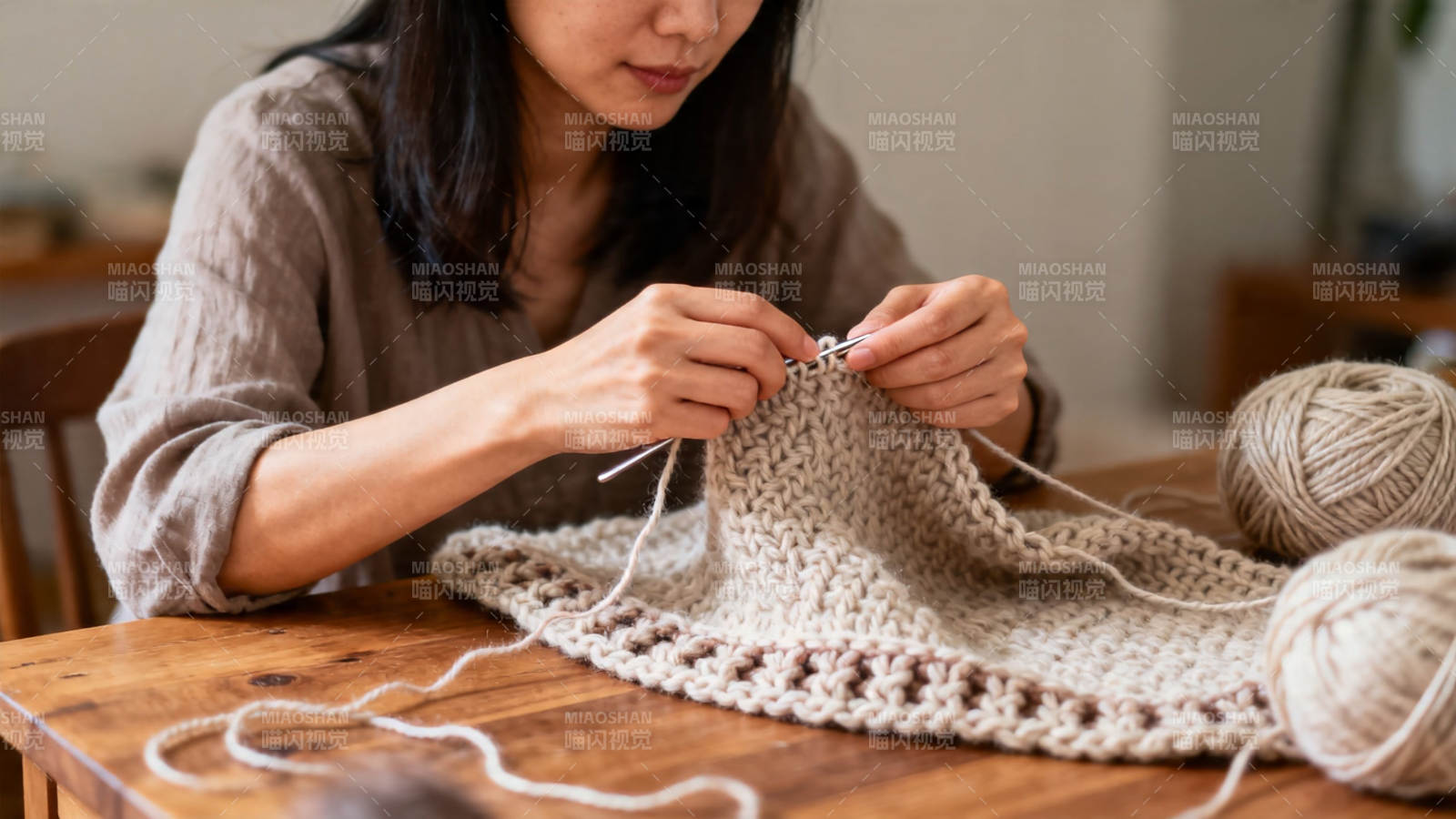 女子专注编织毛线作品图片