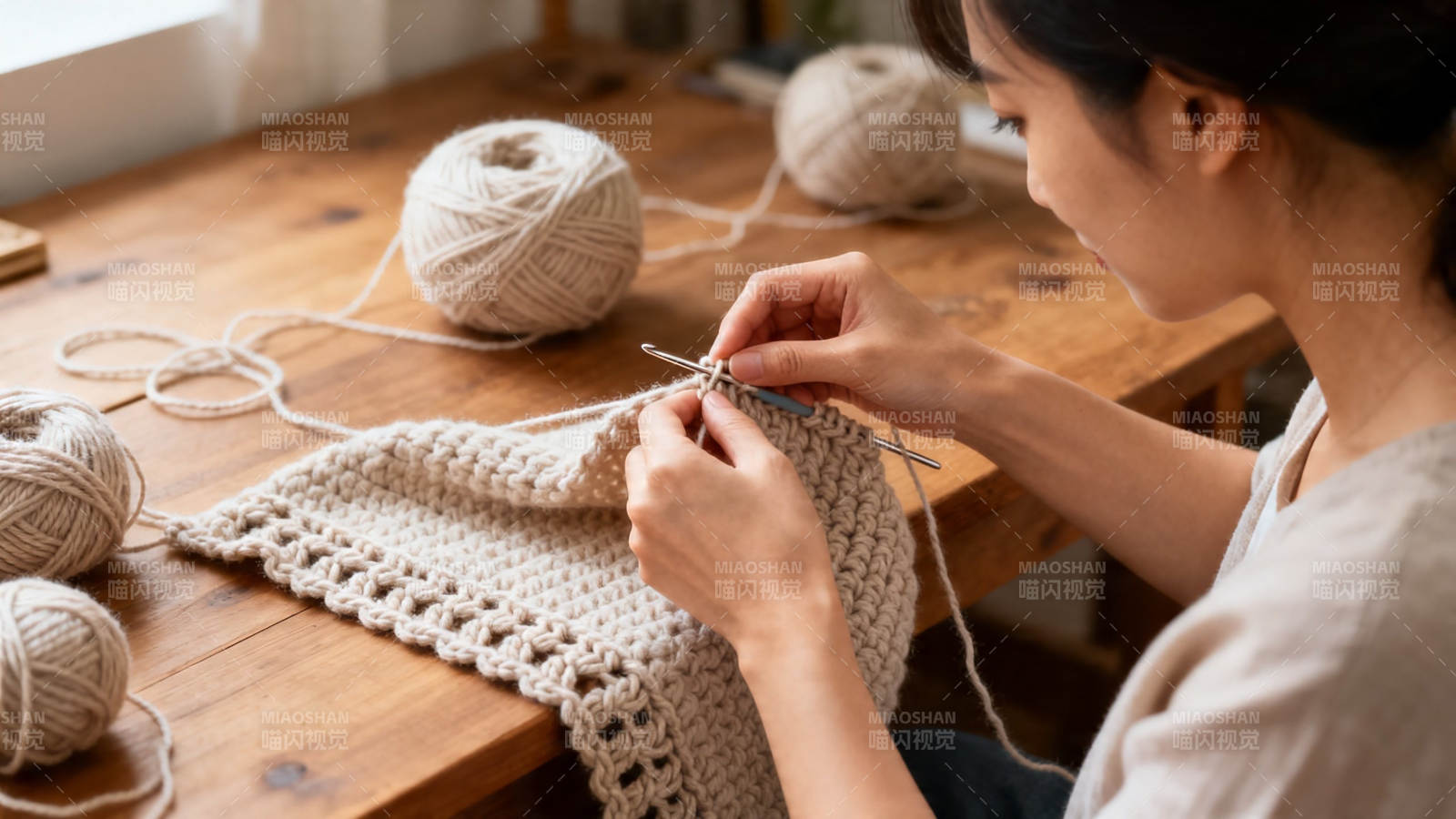 女子专注编织毛线作品图片