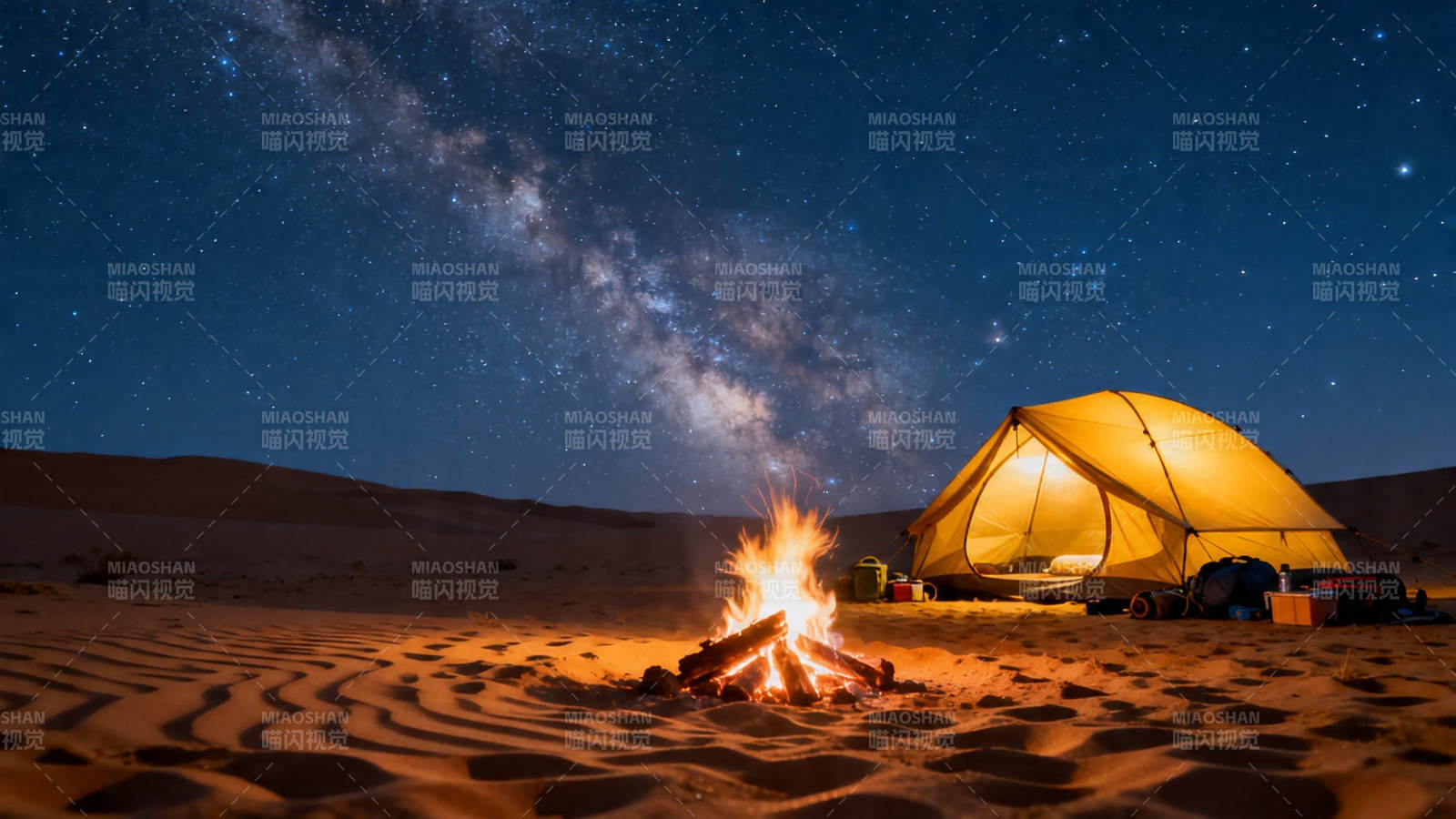沙漠星空下的露营篝火图片