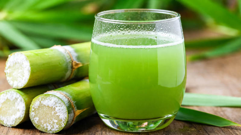 鲜榨甘蔗汁 清甜解渴图片