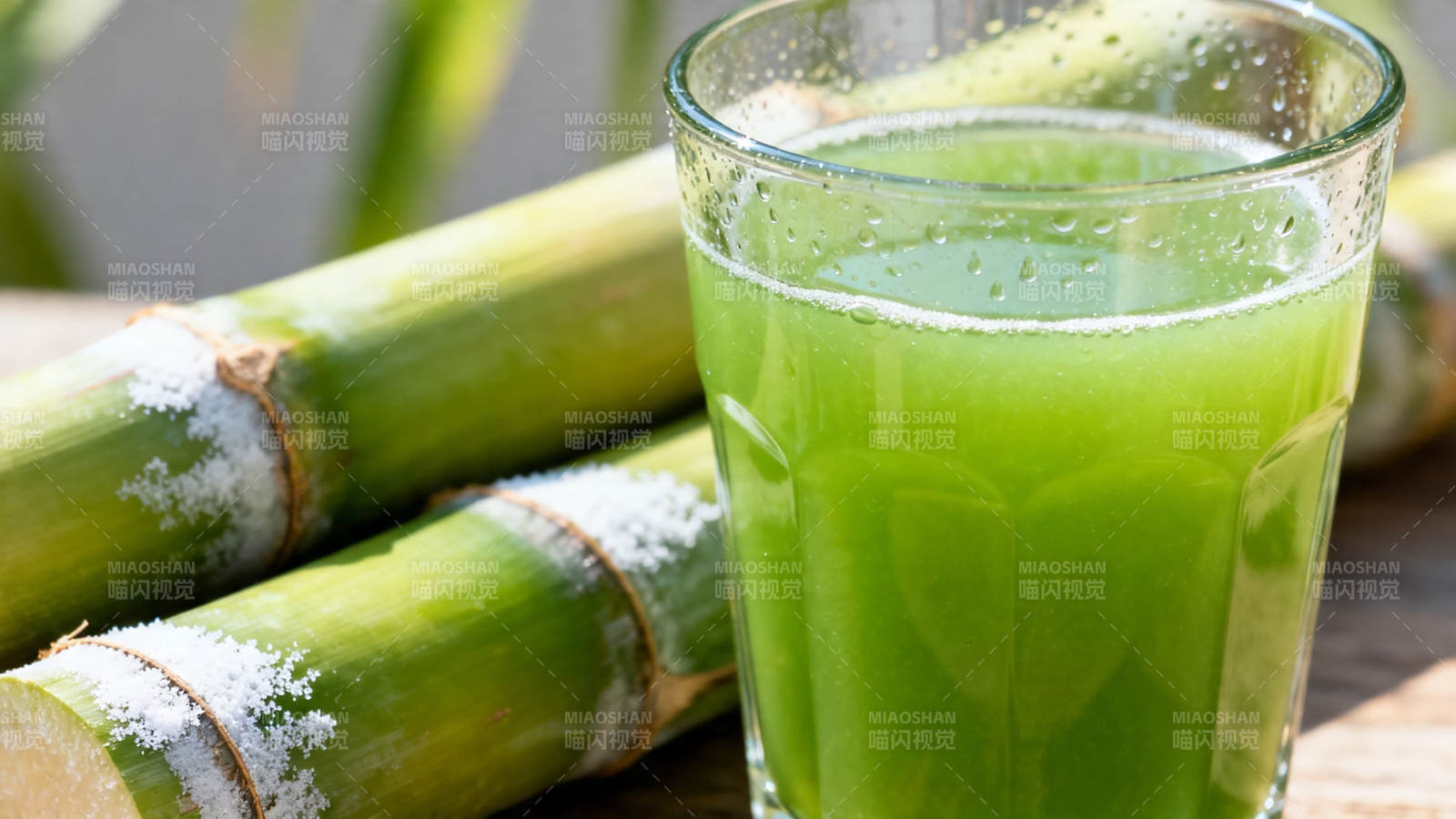 鲜榨甘蔗汁 清甜解渴图片