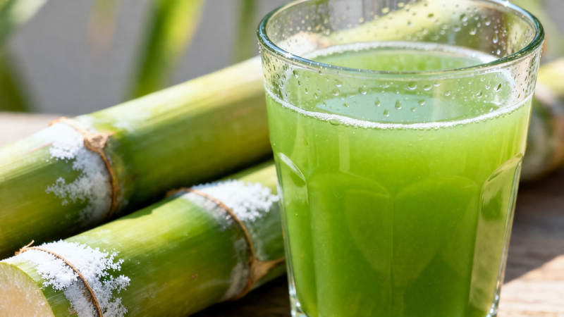 鲜榨甘蔗汁 清甜解渴图片