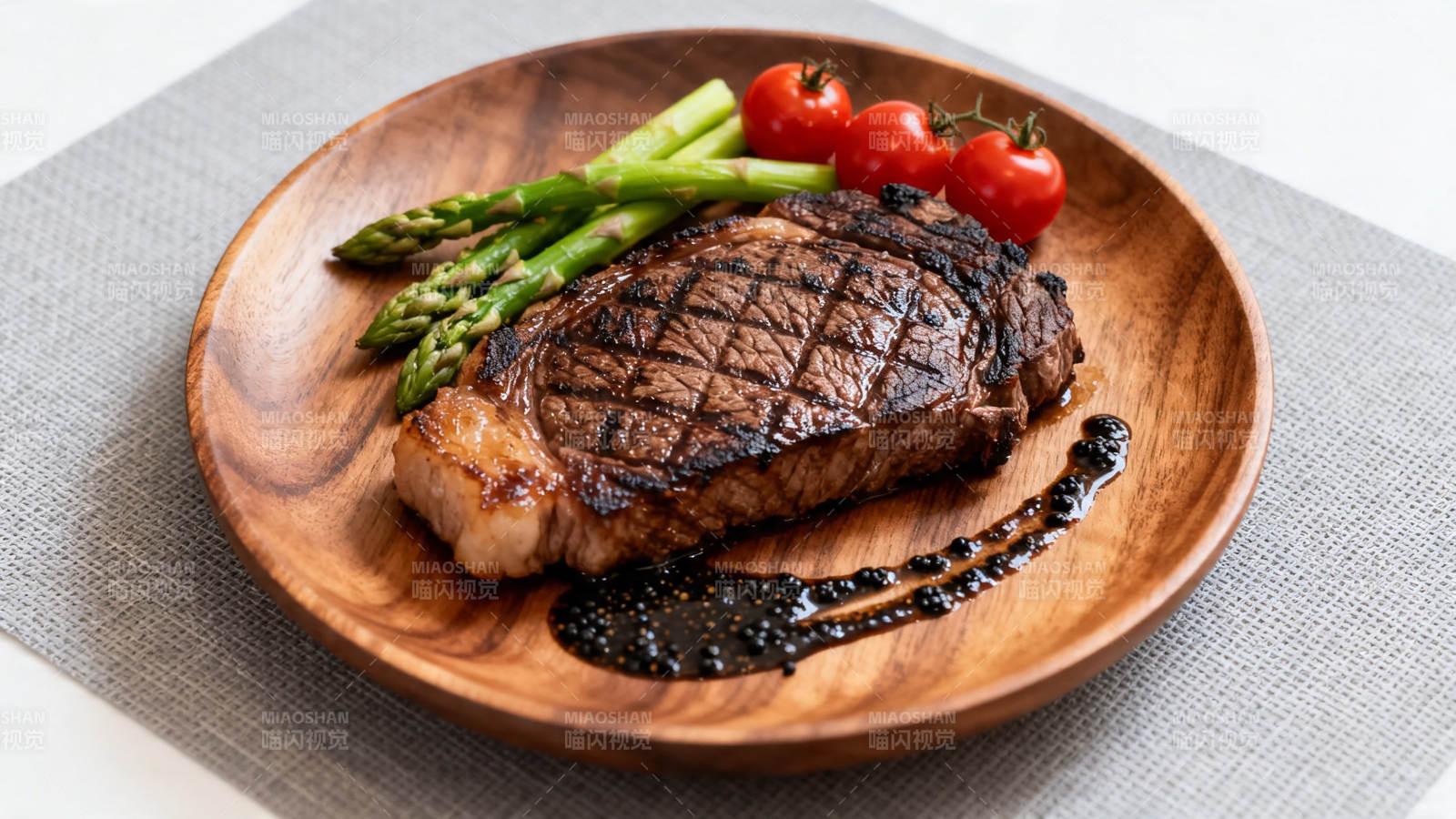 香煎牛排配芦笋樱桃番茄图片