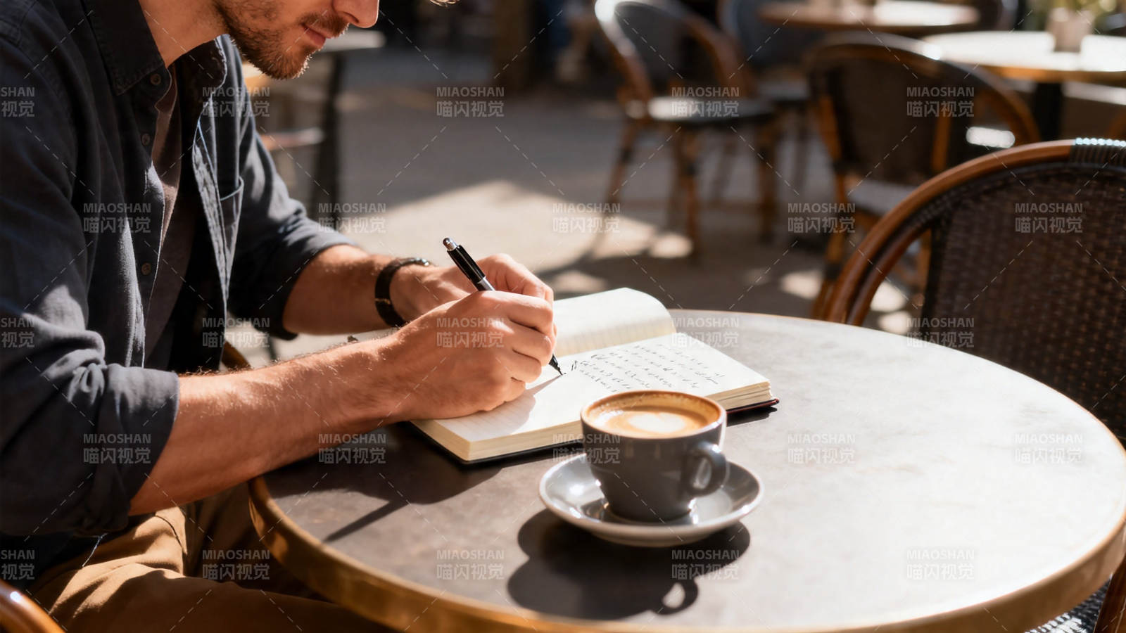 咖啡馆里写笔记的男人图片