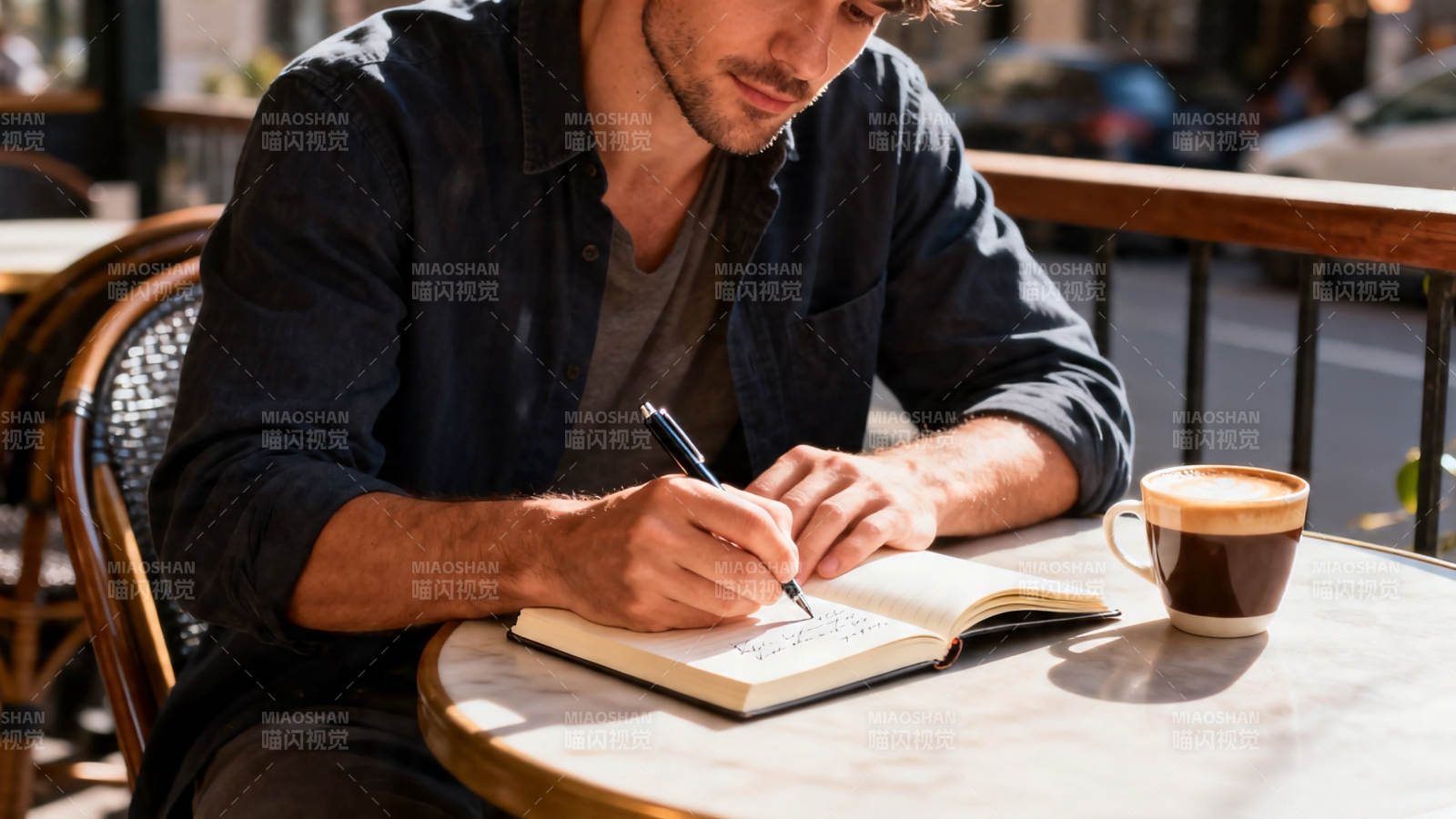 咖啡馆里写笔记的男人图片