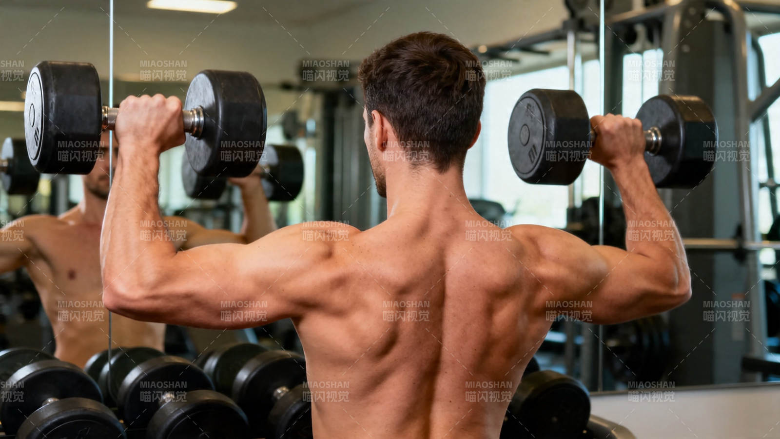 健背举哑铃 肌肉线条显图片