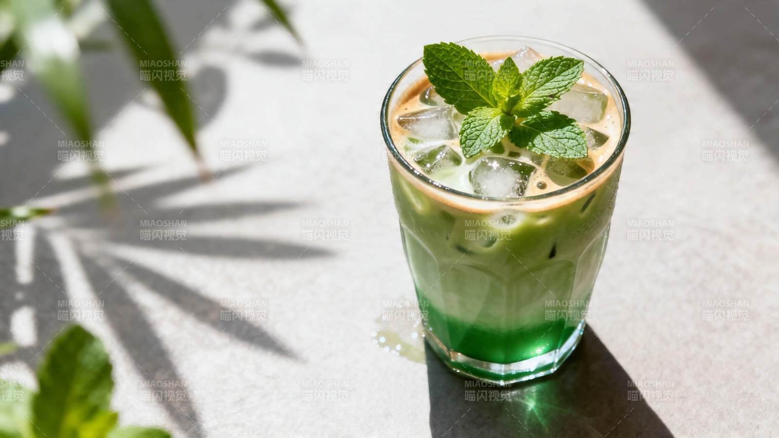 冰抹茶拿铁配薄荷叶图片