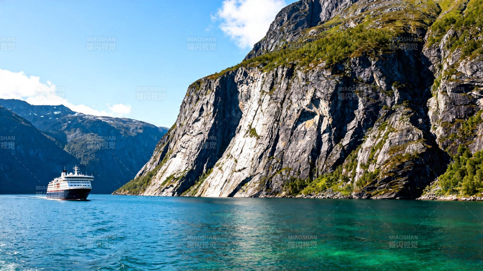 峡湾游轮 碧水青山间图片