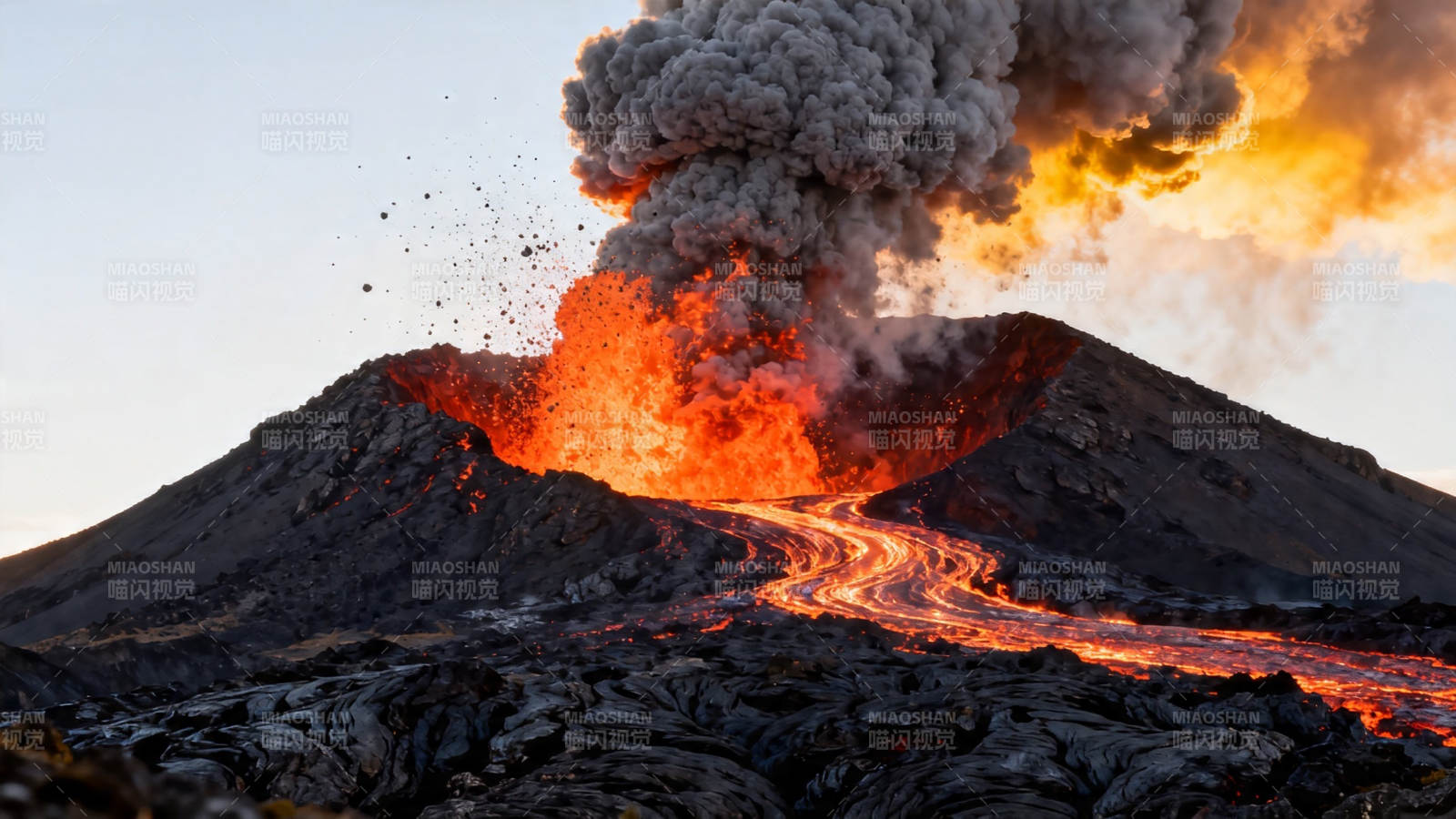 火山喷发 熔岩滚滚浓烟蔽日图片