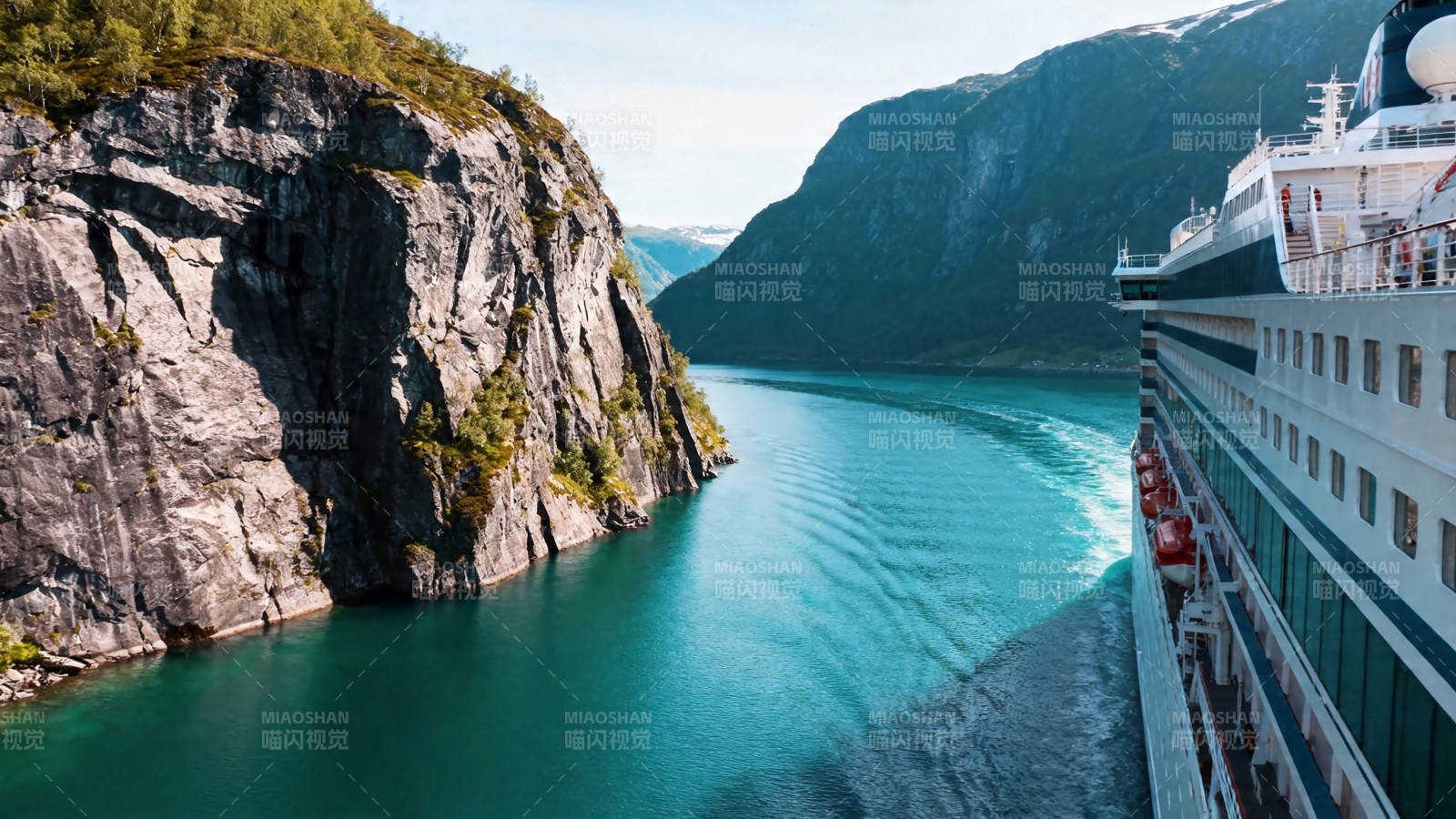 游轮穿行峡湾 碧水夹峭壁图片
