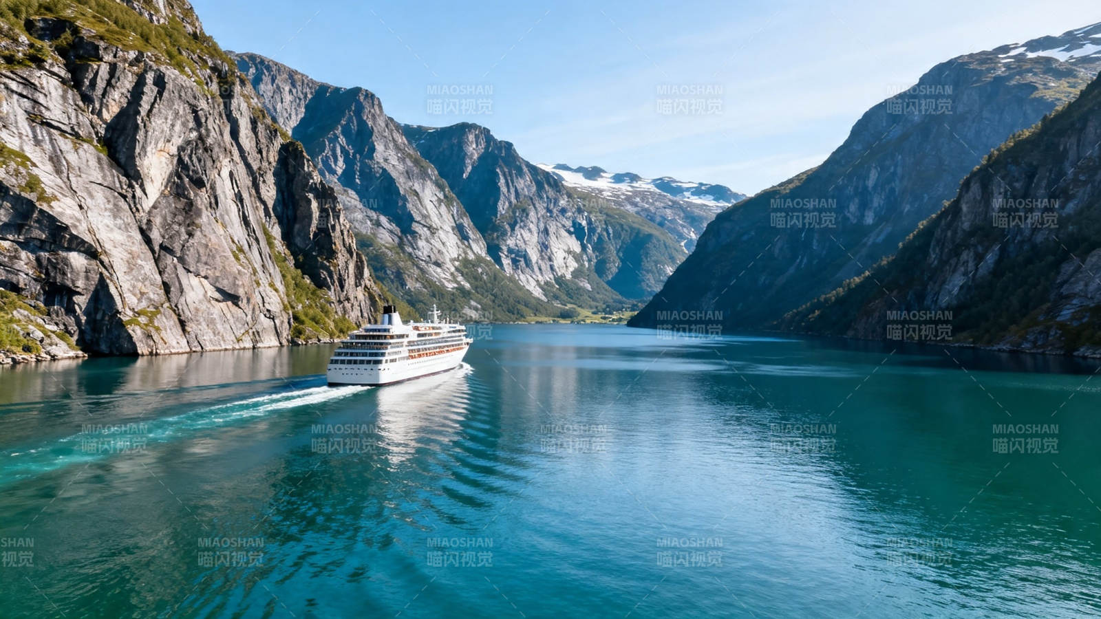 峡湾游轮行 碧水映雪山图片